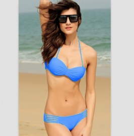 Bikini hermosa de estilo sexy adornado rayas de color en azul