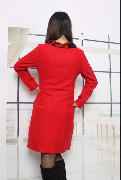 vestido de estilo modelo con cremallera de color rojo