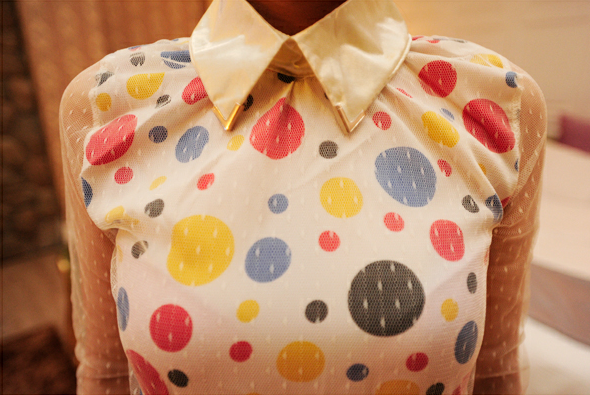 blusa de estilo floral de color en la foto