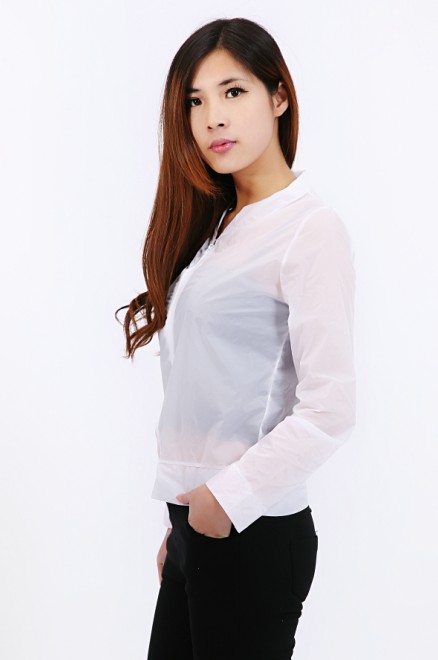 camiseta de estilo modelo mangas largas de color blanco letras tonicht