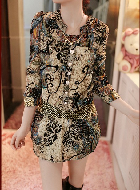 vestido de chiffon estilo elegante y floral de color en foto
