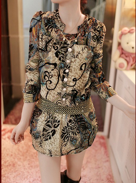 vestido de chiffon estilo elegante y floral de color en foto