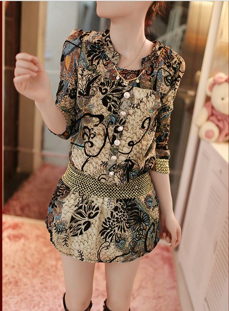 vestido de chiffon estilo elegante y floral de color en foto