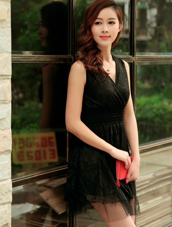 vestido de encaje escote V de color negro  elegante para mujeres