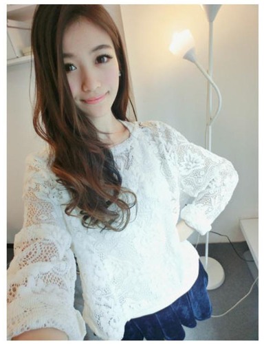 blusa de encaje estilo modelo de color blanco