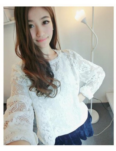 blusa de encaje estilo modelo de color blanco